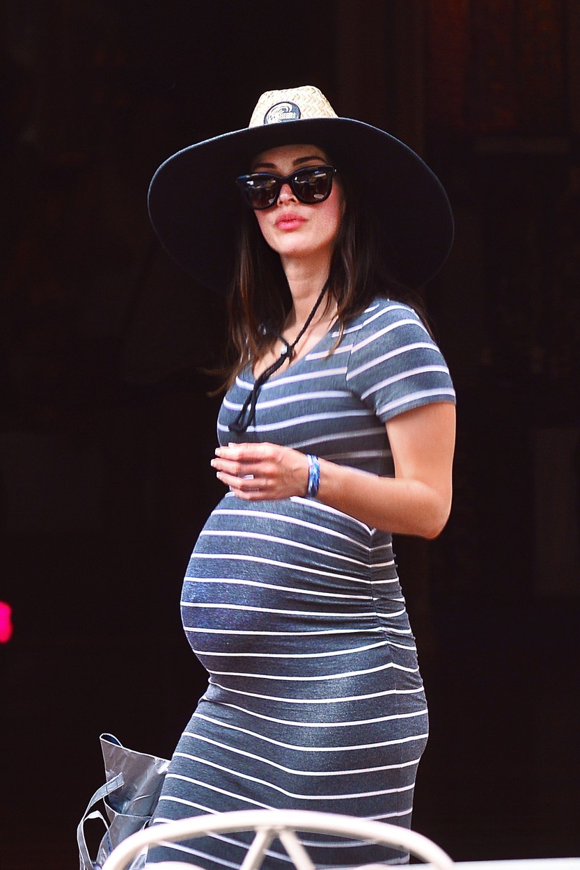Visoko nosečo igralko Megan Fox so fotografi ujeli med obiskom Disneylanda ...