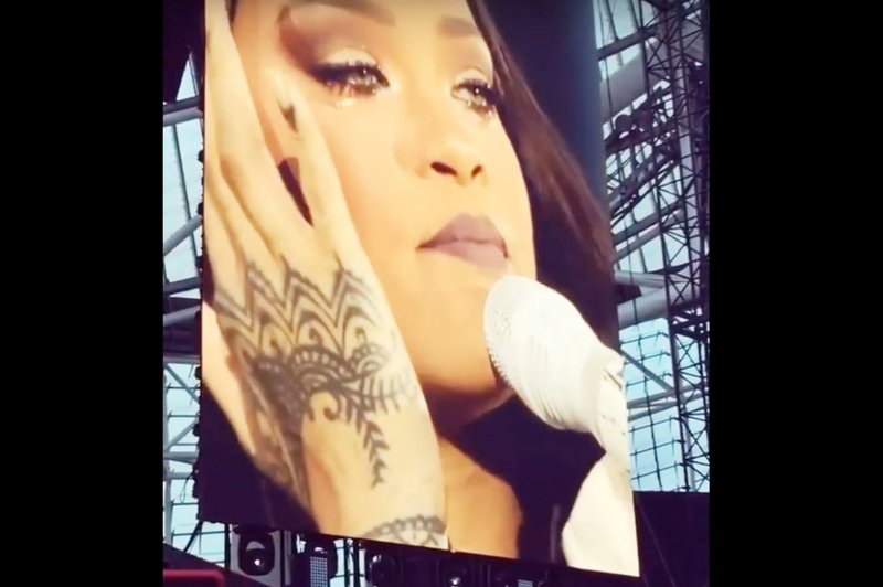 VIDEO: Rihanna se je na koncertu v Dublinu povsem zlomila (foto: YouTube Printscreen)