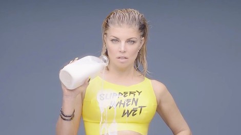 VIDEO: Fergie ima nov spot, a vsi govorijo samo o Kim K, ki se pojavi v njem