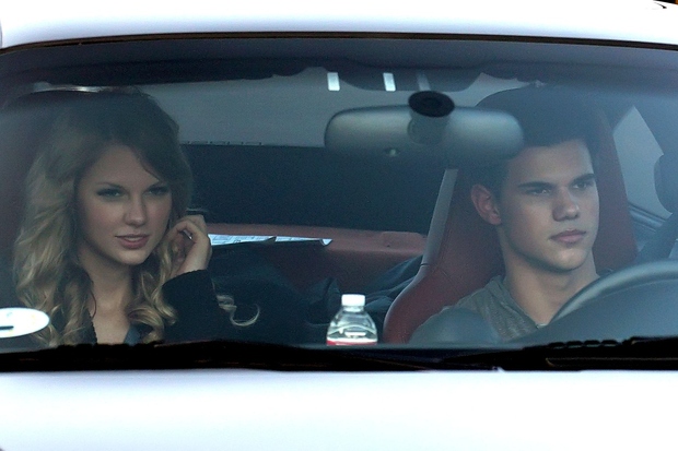 Z igralcem Taylorjem Lautnerjem sta parček sestavljala med avgustom in decembrom 2009. Zaljubila sta se na snemanju filma Valentinovo, v …