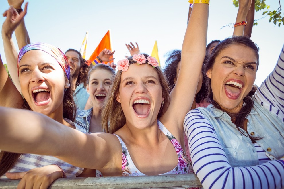 6. Doživita poletni festival. Čeprav vstopnice niso vselej poceni, je doživetje vredno vsakega centa. Plešita do zgodnjih jutranjih ur in …