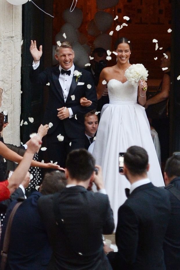 Svetovno znani nogometaš Bastian Schweinsteiger in teniška igralka Ana Ivanović sta se poročila v romantičnih Benetkah. Takoj smo se zaljubili …