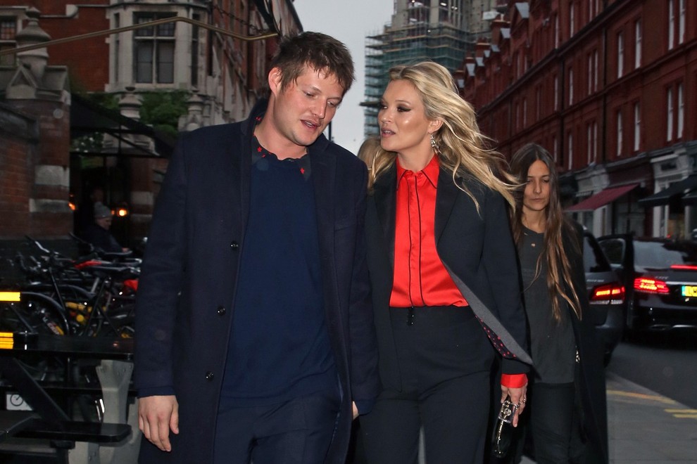 Angleška manekenka Kate Moss (42 let) se je konec maja sicer razšla s svojim mladim ljubimcem, aristokratom Nikolaijem von Bismarckom …