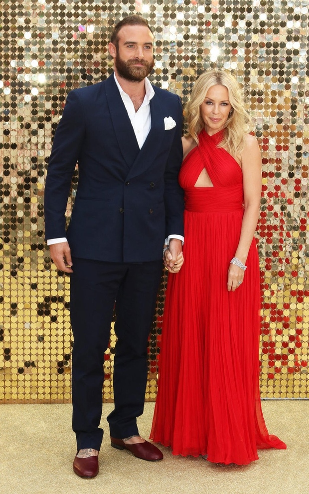 Dvajsetletna starostna razlika, ki vlada med avstralsko glasbenico in igralko Kylie Minogue (48 let) ter britanskim igralcem Joshuo Sassom (28 …