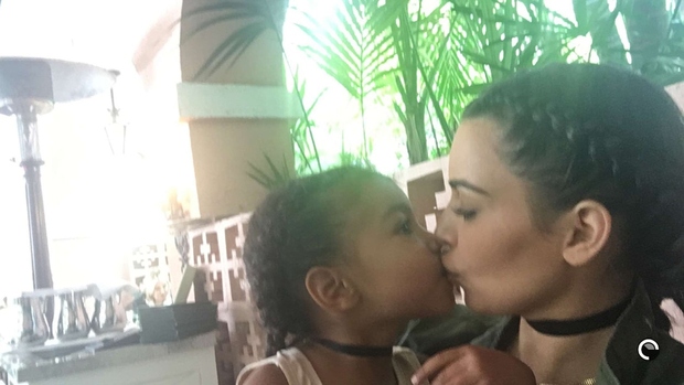 Kim Kardashian, njena hčerka je letos dopolnila tri leta. Lani je objavila tudi fotografijo, na kateri na usta poljublja svojega …