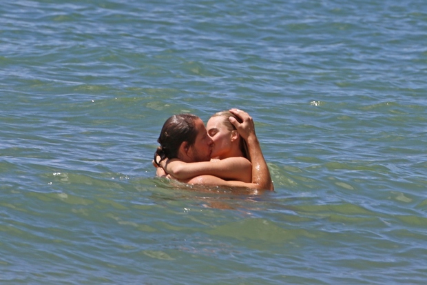 ... poljubljala. Margot in Tom sta sicer skupaj dve leti in kot kaže med njima ljubezen še vedno cveti.