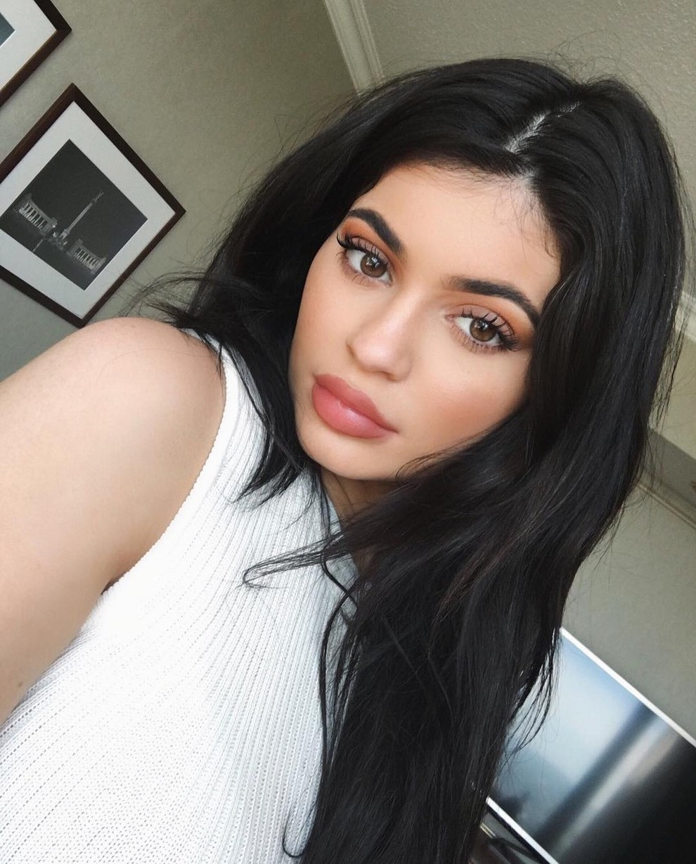 Kylie Jenner smo navajeni z dolgimi lasmi in s številnimi lasuljami. Kot kaže je tokrat lasulje in podaljške postavila v …