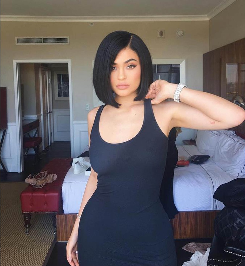 Instagramu, kjer ima Kylie že več kot 67 milijonov sledilcev! Kylie so z novo pričesko ujeli tudi fotografi na ulicah …