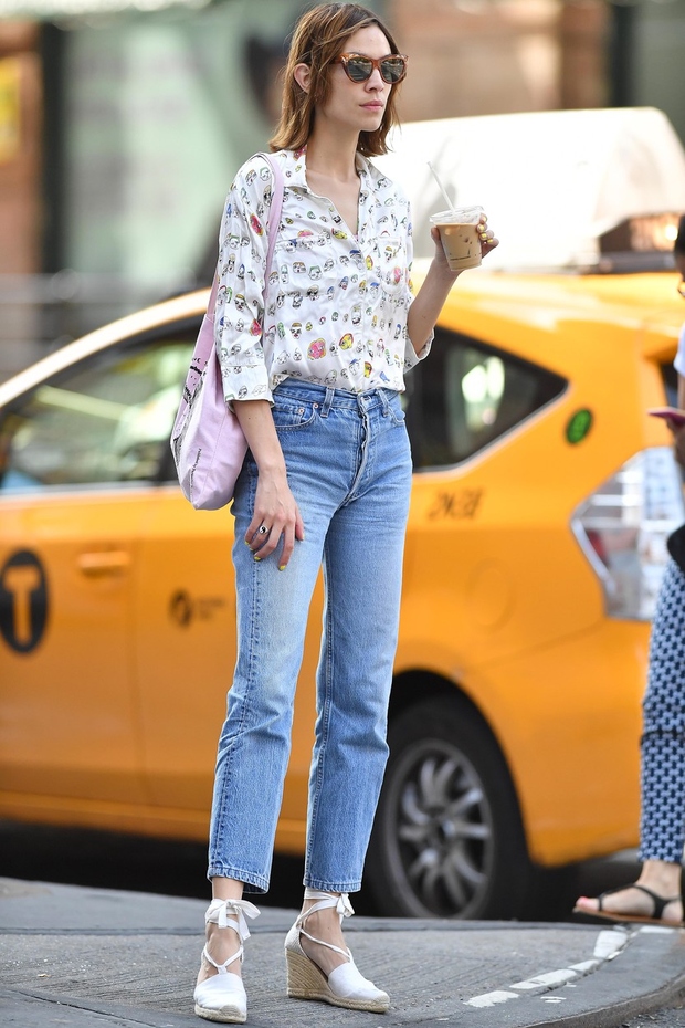 Alexa Chung Model, televizijska napovedovalka in urednica britanske različice revije Vouge, Alexa Chung, je bila opažena na ulicah New Yorka. …