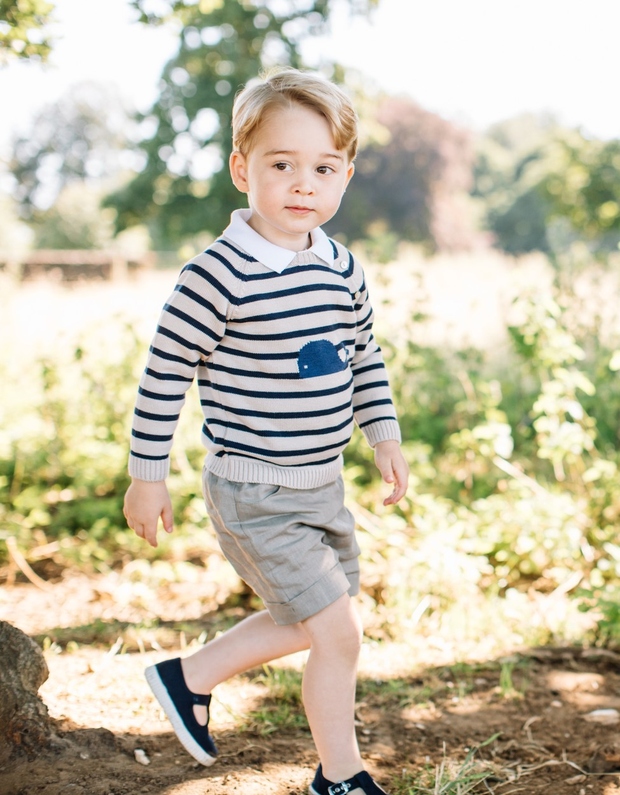 ... bolj modno oblečen. Kaj ni prikupen? :) Pravkar videne fotografije 3-letnega princa je posnel fotograf Matt Porteous.