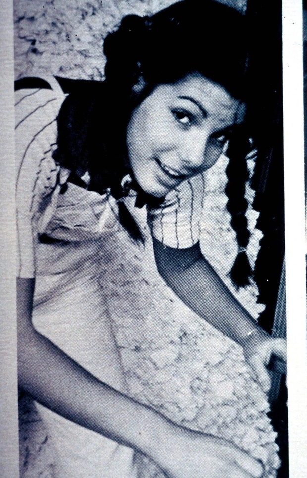 Zgoraj vidiš fotografijo iz leta 1982, ki je bila posneta v času, ko je prejemnica oskarja obiskovala srednjo šolo v …