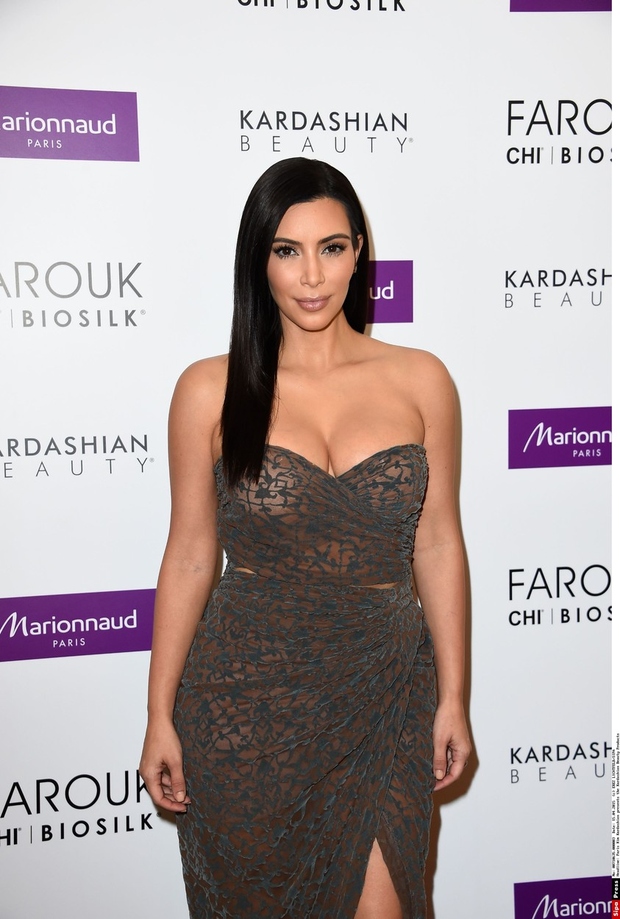 Po dveh porodih, z obilico močne volje in trume strokovnjakov je Kim Kardashian znova videti kot nekoč. Ampak res nekoč. …