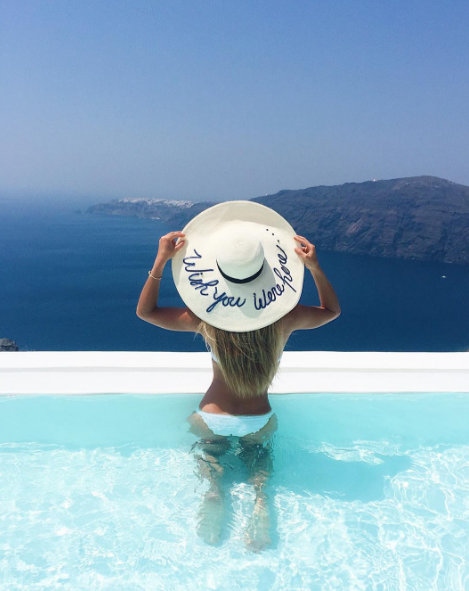 Uspešna slovenska Instagram zvezdnica Maja Malnar se je mudila na Santoriniju in si s to fotografijo prislužila več kot 10.000 …