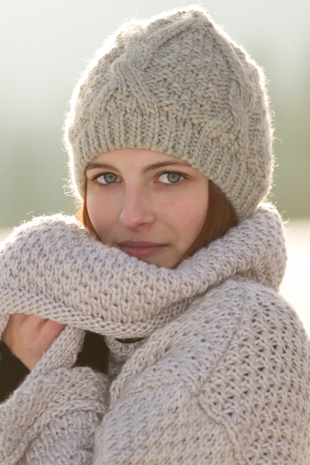 mehke tople puloverje in kapo, s katero so tvoji lasje vedno videti urejeni.