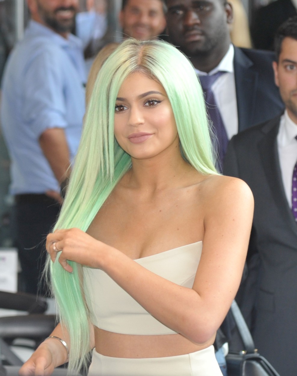 Kylie Jenner s svetlo zelenimi lasmi