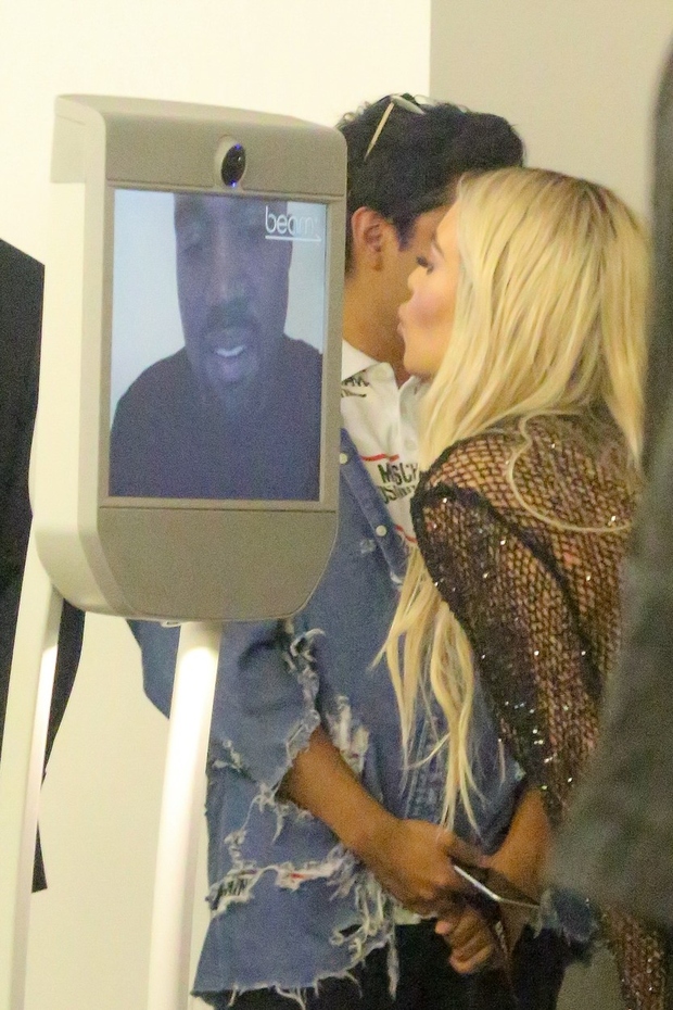 tudi klepetala s Kanyejem preko ekrana in mu celo poslala poljubček. Slikala se je tudi zraven ...