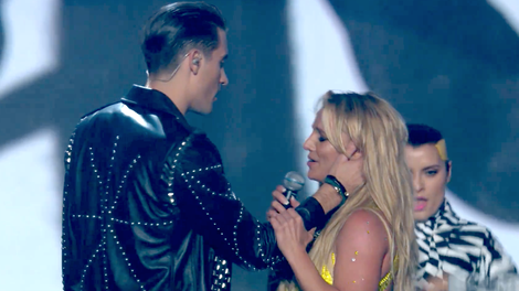 VIDEO: Poglej, kako očitno se je Britney na nastopu izognila poljubu