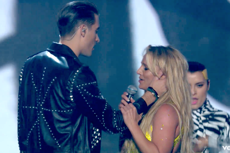 VIDEO: Poglej, kako očitno se je Britney na nastopu izognila poljubu (foto: YouTube printscreen)