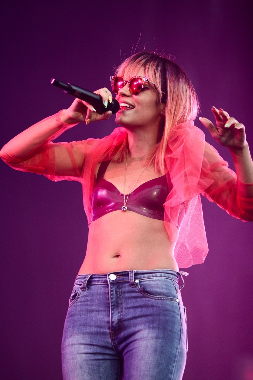 1. Lily Allen, ZDA Punci niso podaljšali delovne vize v Ameriki, saj je bila v Veliki Britaniji obtožena napada na …