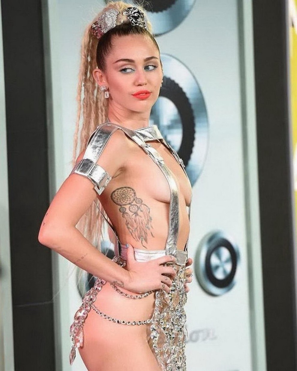 2. Miley Cyrus, Kitajska Fotografija, na kateri ima Miley "poševne oči", je razjezila ljubitelje Hannahe Montane, Kitajska pa ji je …