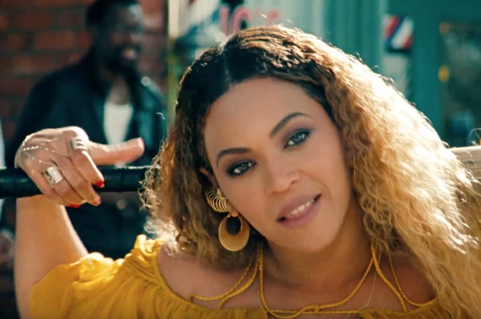 VIDEO: Beyoncé navdušuje z novim spotom za pesem Hold Up (foto: YouTube printscreen)
