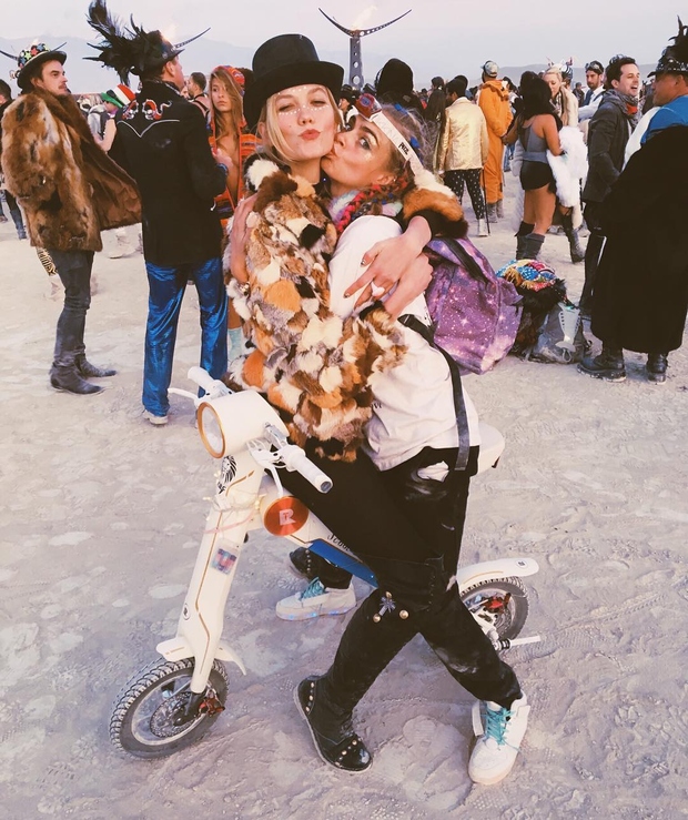 Karlie Kloss in Cara Delevingne Burning Man je umetniški in kulturni festival, ki se ga splača vsaj enkrat v življenju …