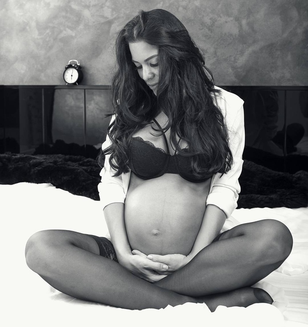 2. Iris Mulej Iris je na dan poroda objavila zgornjo fotografijo in pripisala: "Ni vsak dan nosečnosti lahko preživet, a …