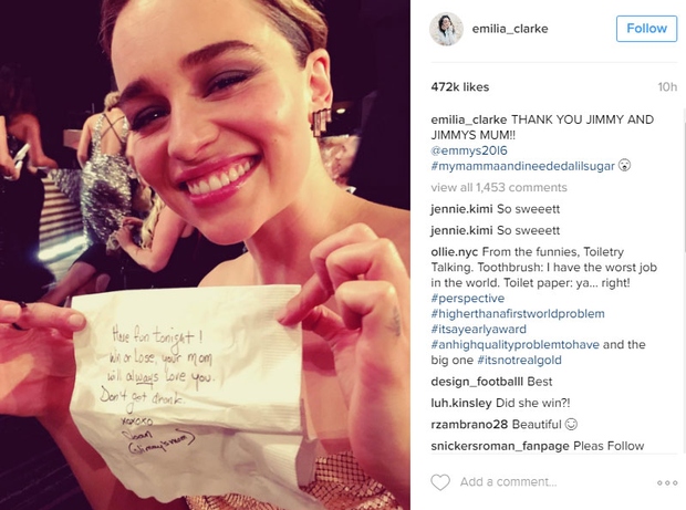 1. Emilia Clark je med šovom pokazala listek Jimmyja Kimmla, na katerem je pisalo: "Imej se lepo nocoj! Zmaga ali …