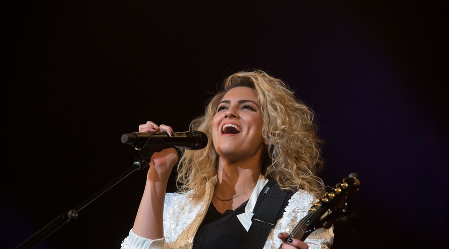 VIDEO: Emmyji 2016: Moraš slišati, kako čustveno je Tori Kelly izvedla skladbo "Hallelujah" (foto: Profimedia)