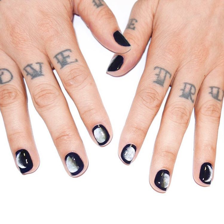 15. Luna "Polna luna, prazne misli." (Alicia Torello via Instagram @aliciatnails) Preberi še 7 stvari, ki jih moški najprej opazijo …