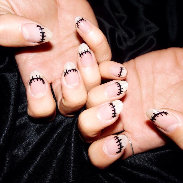 5. Šivi Tako je to, ko si naredi Frankenstein francosko manikuro. Zabavno, kajne? (Alicia Torello via Instagram @aliciatnails)