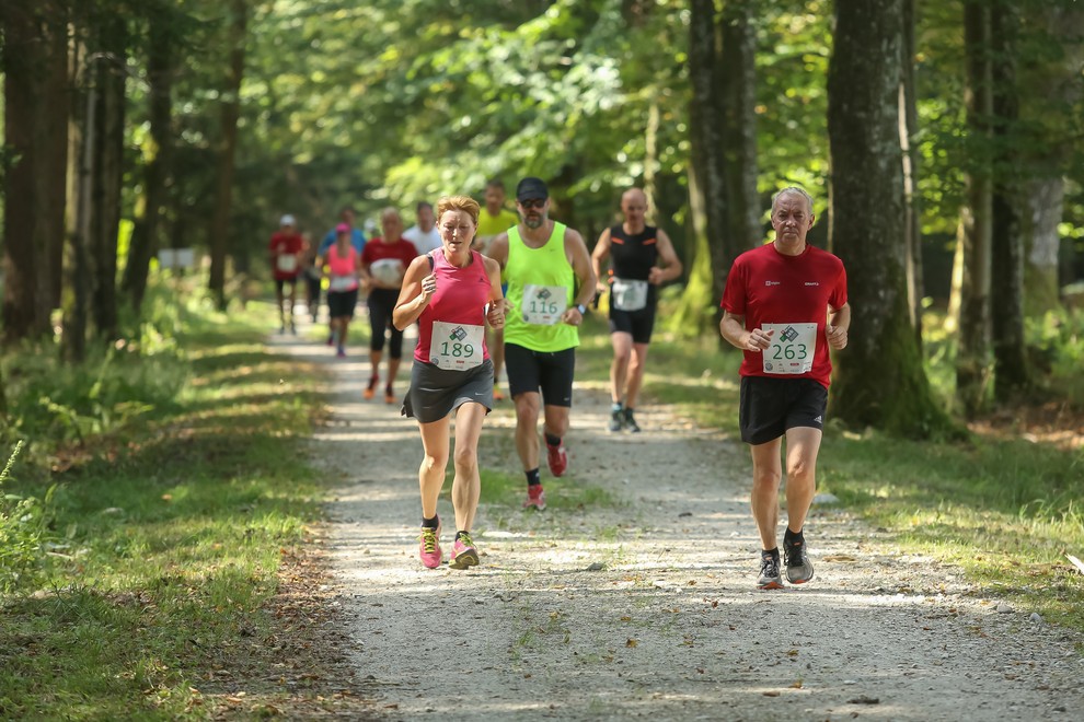 S slovenskimi športnimi junaki teklo kar 2.000 tekačev