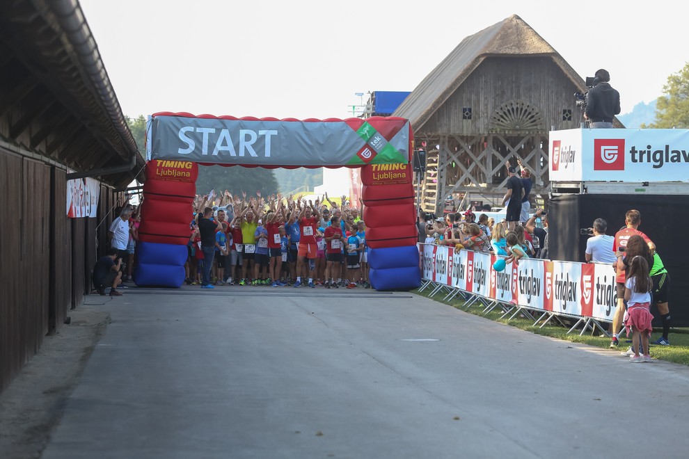 S slovenskimi športnimi junaki teklo kar 2.000 tekačev