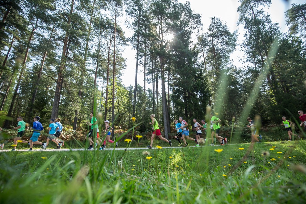 S slovenskimi športnimi junaki teklo kar 2.000 tekačev