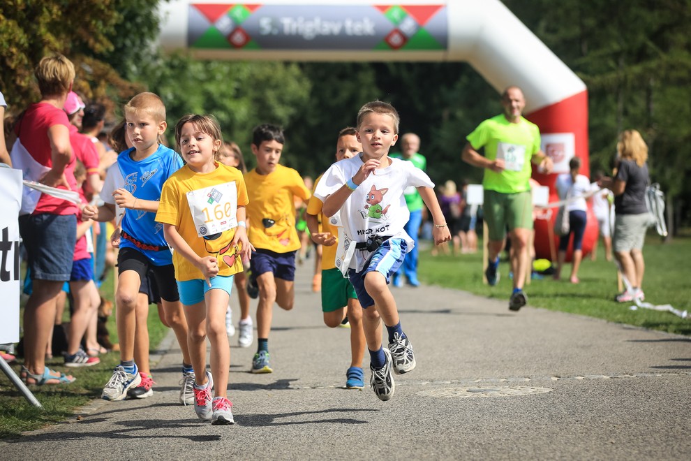 S slovenskimi športnimi junaki teklo kar 2.000 tekačev