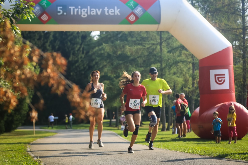 S slovenskimi športnimi junaki teklo kar 2.000 tekačev