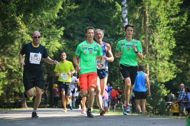 S slovenskimi športnimi junaki teklo kar 2.000 tekačev
