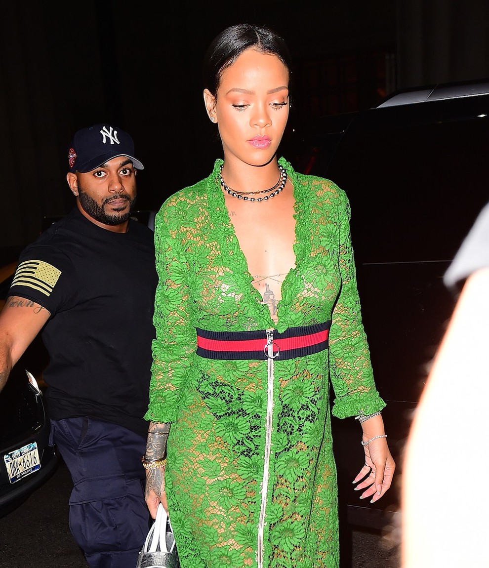 4. Rihanna Uf, hudo! To je oprava v vrednosti 3500 $? Rihanna je v Guccijevi prozorno-zeleni čipkasti obleki, ki spada …