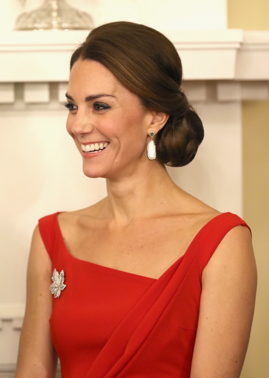 je dodala elegantno nizko figo, sijoče uhane in broško. Preberi še: http://www.cosmopolitan.si/zvezde/foto-poglej-kako-zelo-vitka-je-kate-middleton-v-pajkicah/