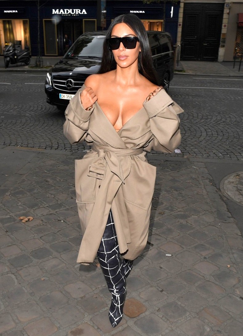 FOTO: Poglej, kaj sta Kim in Kourtney nosili na Pariškem tednu mode