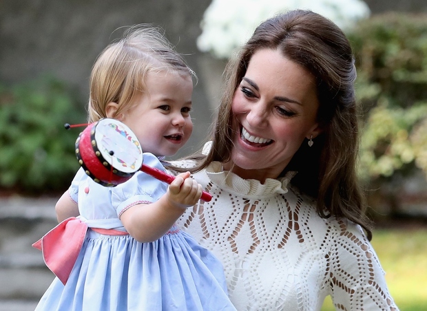 Vojvodinja, ki je za otroško zabavo izbrala elegantno obleko znamke Chloé (mimogrede, res pogumna izbira!) je ob prihodu držala Charlotte …