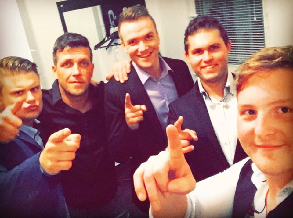 prodor na slovenski glasbeni trg in veliko nastopal s »svojimi fanti« - glasbeno skupino Prima Band (na fotografiji), v kateri …