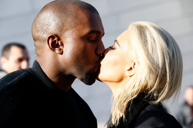 Kim Kardashian in Kanye West kljub dvema otrokoma še vedno najdeta čas za strastne skupne trenutke ...
