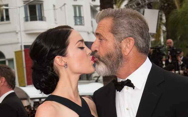 Mel Gibson je že dopolnil 60 let vendar so njegovi poljubi z Rosalind Ross še vedno mladostni in iskrivi.