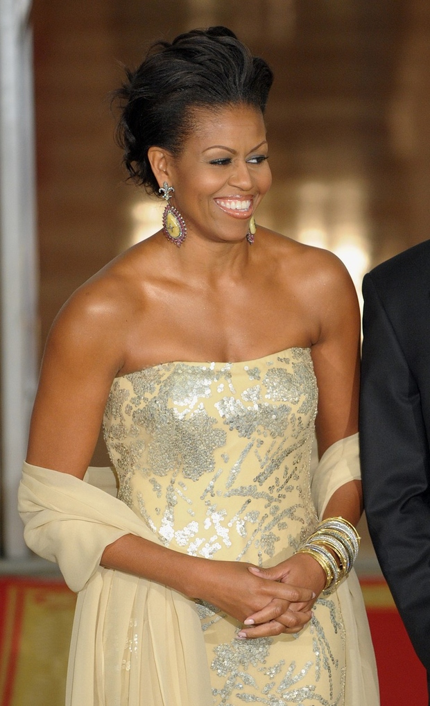 November 2009 Na prvi državniški večerji je Michelle nosila obleko brez naramnic, pod katero se podpisuje indijsko-ameriški oblikovalec Naeem Khan …