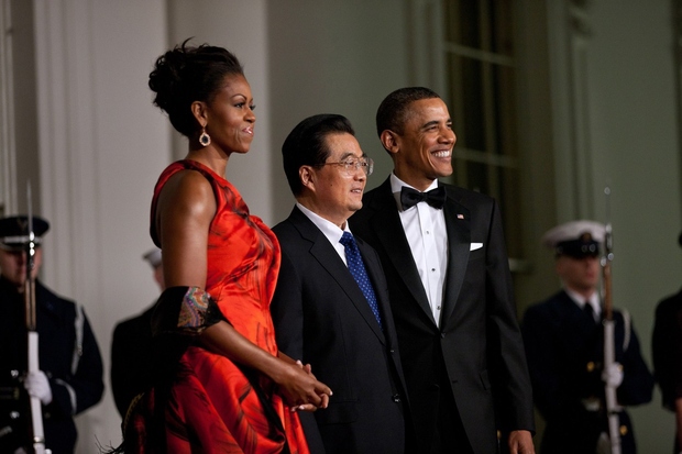 Januar 2011 Micelle Obama je resnično definicija za eleganco. Samo poglej jo v tej mamljivi rdeči obleki Alexandra McQueena!