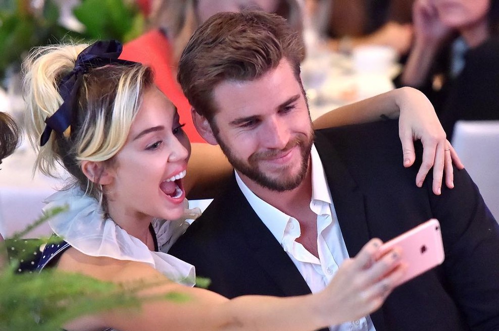 Miley Cyrus in Liam Hemsworth sta se prvič (odkar sta ponovno skupaj) pokazala v javnosti! (foto: PrtSc Instagram @variety)