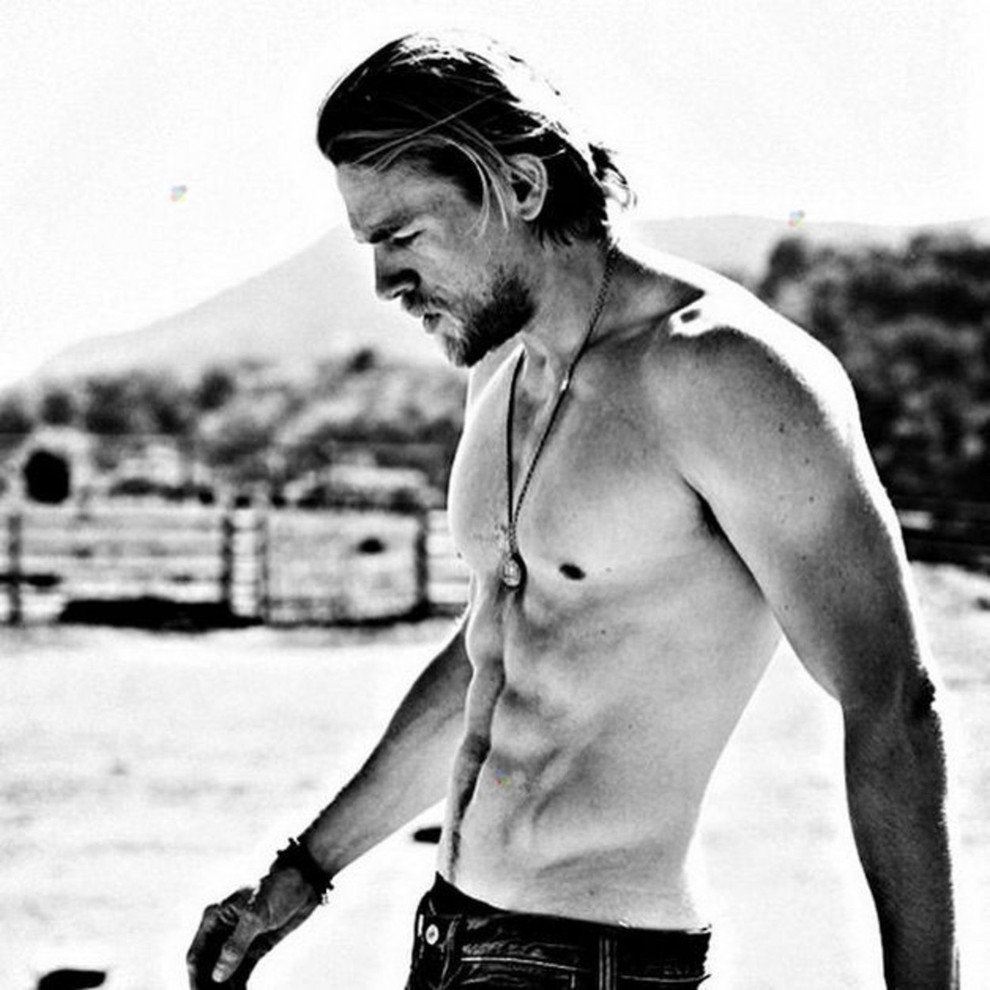 Charlie Hunnam ima telo ... khm ... od katerega je nemogoče odvrniti pogled.