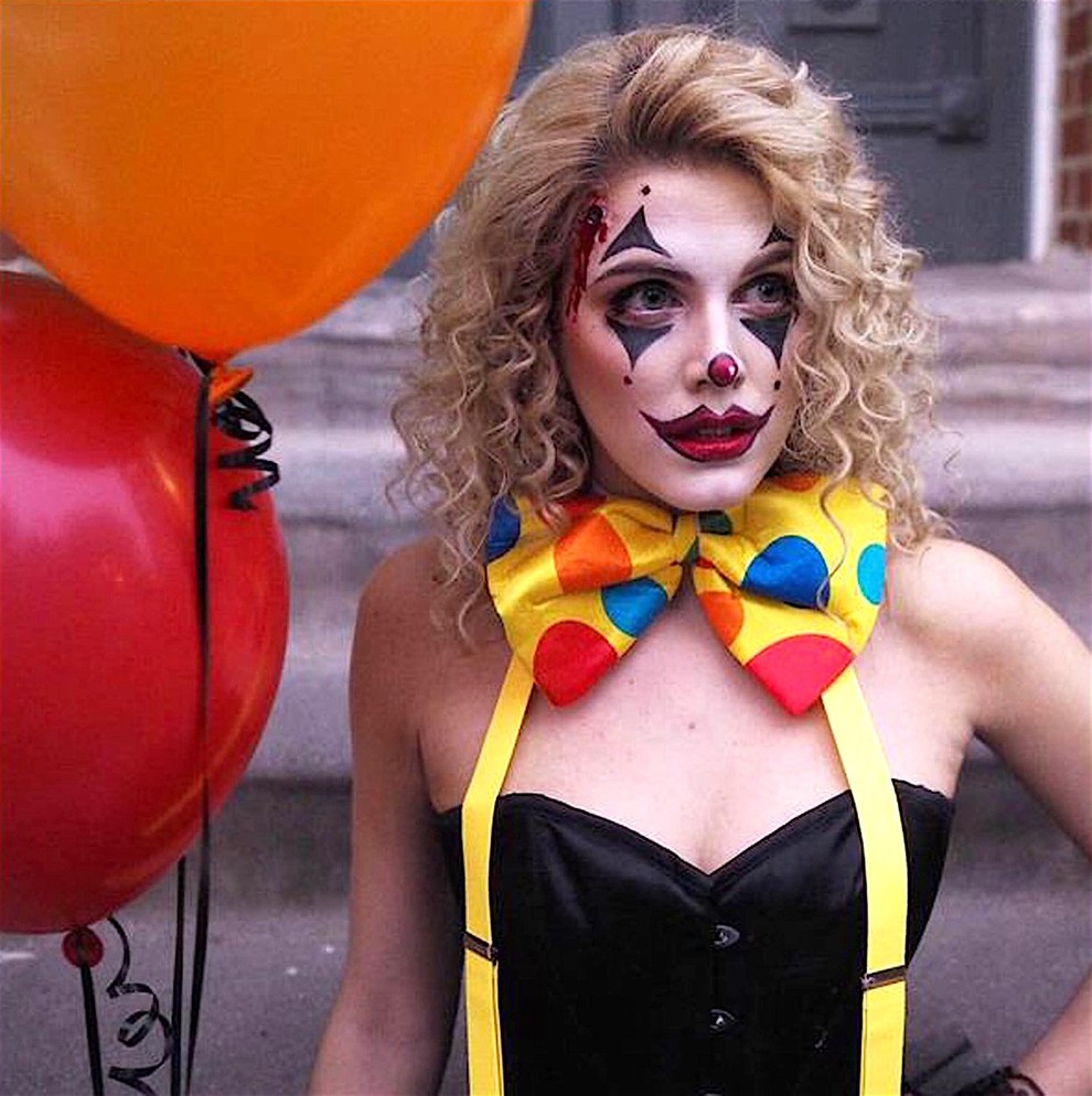 ... Ashley James. Poglej si še top 10 halloween kostumov Heidi Klum: http://bit.ly/2dQHBW6