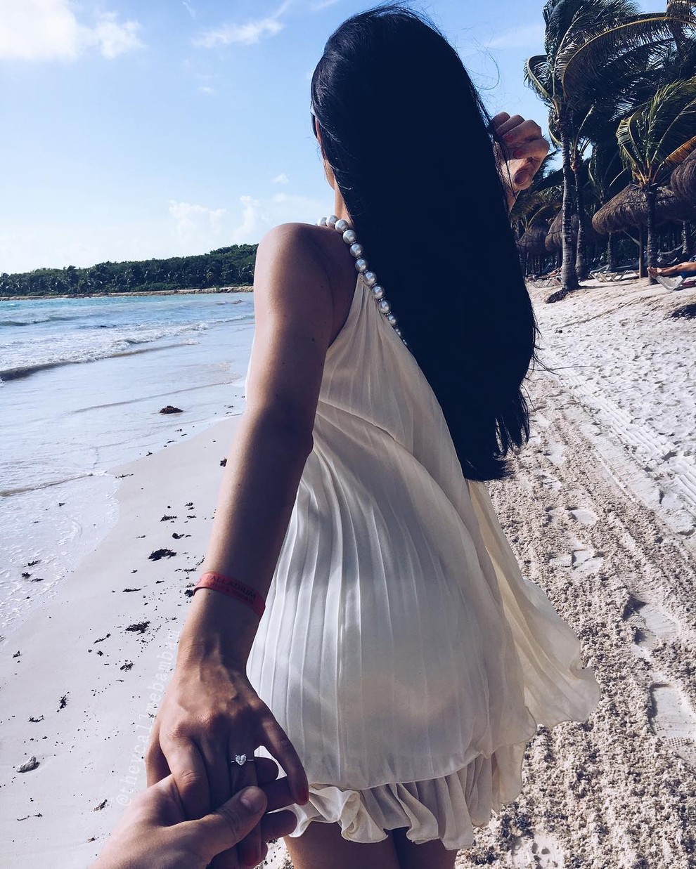 Sanja je na svojem Instagramu objavila zgornjo fotografijo, pod njo pa zapisala: "Rekla sem DA!" Kaj ni čudovit prstan? Sanja …